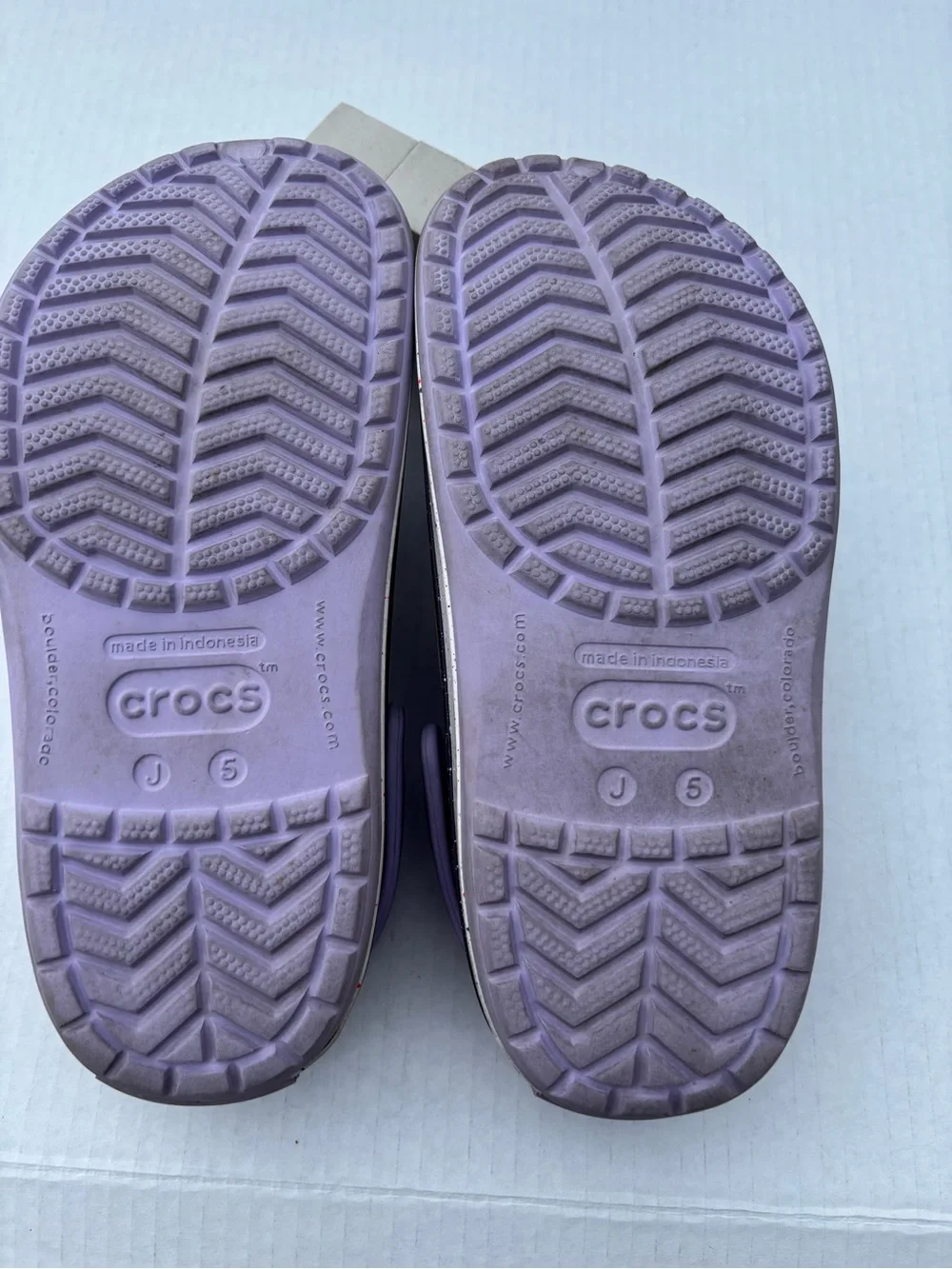 CROCS Kids Classic Clog in Lavender with Speckled White Sole size J5